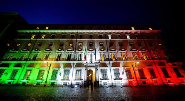 Coronavirus, Mattarella firma il decreto Cura Italia: fondo per Alitalia e rinvio referendum