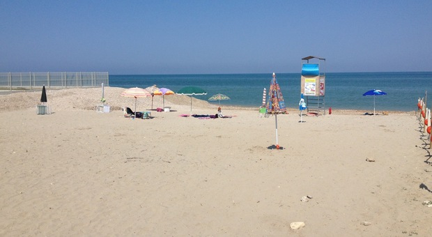 Pietre aguzze sul fondale a riva, proteste dalla “Spiaggia dei fachiri”