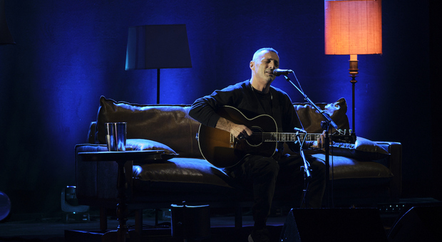 Sul divano di Alex Britti tra voglia di sperimentare e canzoni da cantare: stasera in concerto al Lyrick di Assisi