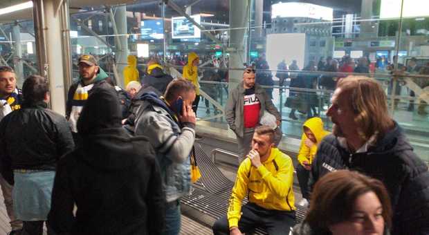 I tifosi gialloblù all'aeroporto bloccato