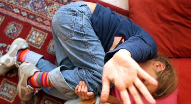 Attenzioni sessuali dal papà ubriaco: l'orrore trapela dal tema del bimbo di 8 anni