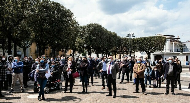 Di nuovo in piazza contro il biodigestore, la lotta agli impianti nell'area Aversa-Asi