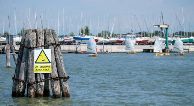 Punta San Giuliano, non c'è più acqua le le barche: per metà dell'anno non riescono a muoversi