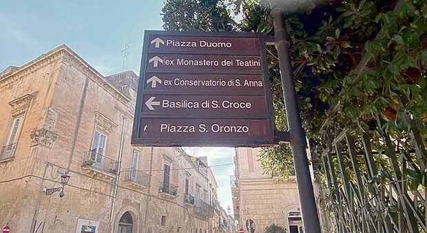 A Lecce indicazioni stradali spesso danneggiate dal sole, inesistenti o vandalizzate. Il viaggio in città