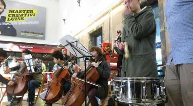 Orchestra d'Archi del Rinaldini Flash mob alla stazione di Ancona