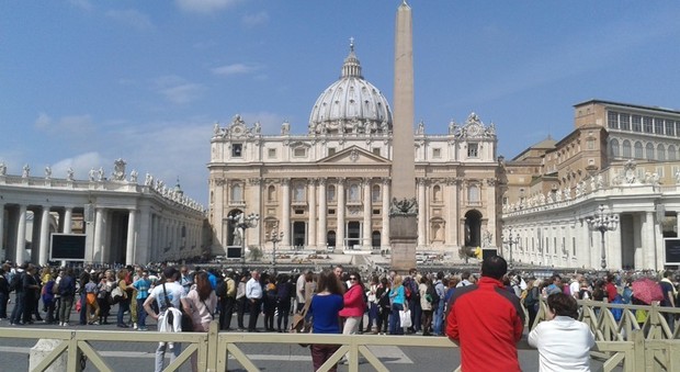 Roma, falso turista molestava le donne dentro San Pietro: in manette il palpeggiatore seriale del Cupolone