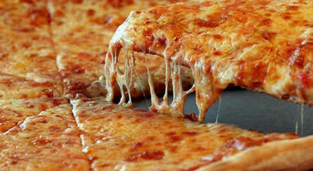 Amate la pizza? Ecco il 'trucco' per ridurre ​grassi e calorie di un terzo -GUARDA