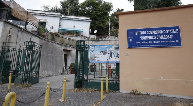 Napoli, la bidella della scuola Cimarosa è ammalata: niente lezioni per quaranta bambini