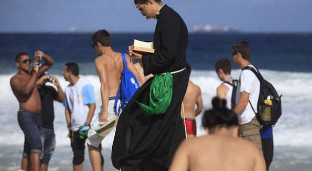 Il parroco va in spiaggia, si tuffa e si sente male: soccorso. E' in gravi condizioni