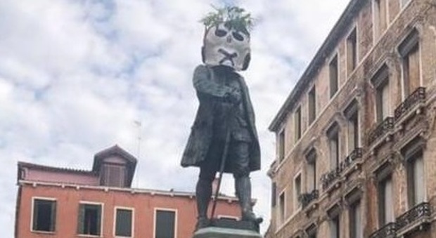 Vandali in azione a Venezia: statue incappucciate con una maschera a teschio e una "x" sulla bocca