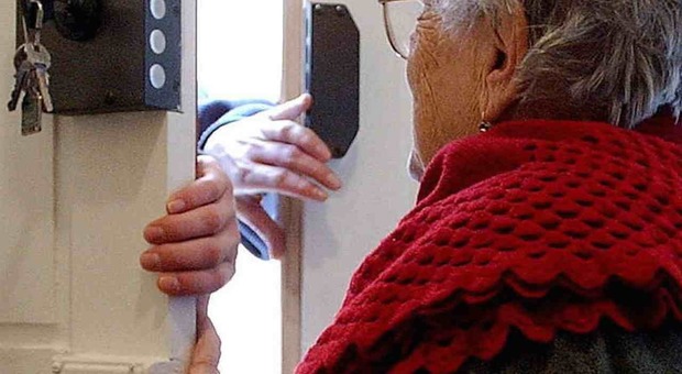 Milano choc, anziana di 90 anni presa a pugni senza motivo in strada: è gravissima