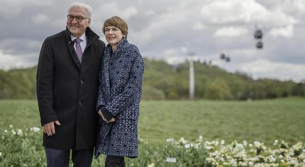 Il presidente tedesco Frank-Walter Steinmeier e la moglie Elke, prima foto in Alto Adige: devono tenere il cappotto