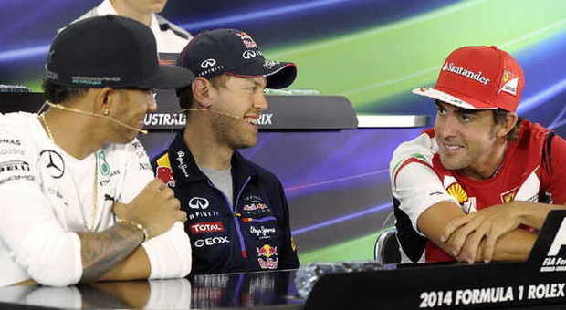 Alonso (a destra della stra) in conferenza stampa
