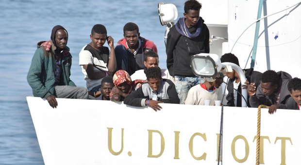 Migranti, a Pozzallo arriva la nave Diciotti con oltre 500 profughi a bordo