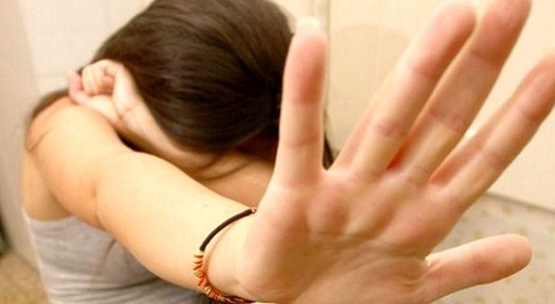 Tenta di stuprare una 14enne: lei si salva con un messaggio whatsapp alla mamma