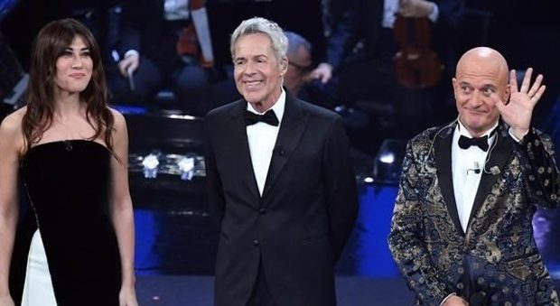 Sanremo 2019, Bisio e la gaffe con Loredana Bertè: «Si può dire che è una bella canzone?». Baglioni lo riprende