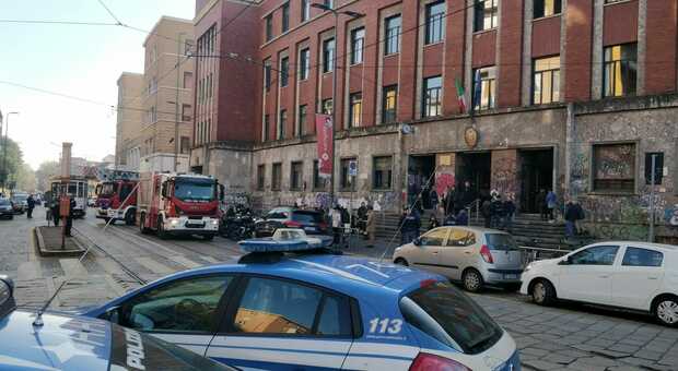 Milano, incendio al liceo Virgilio e alla media Tiepolo: evacuati quasi mille studenti, ambulanze sul posto