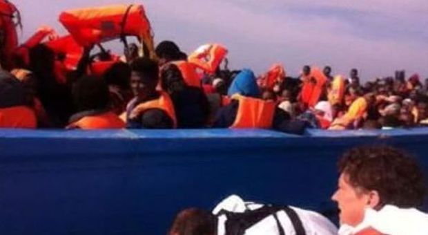 Sicilia, duemila migranti salvati: altri 14 barconi alla deriva in Libia