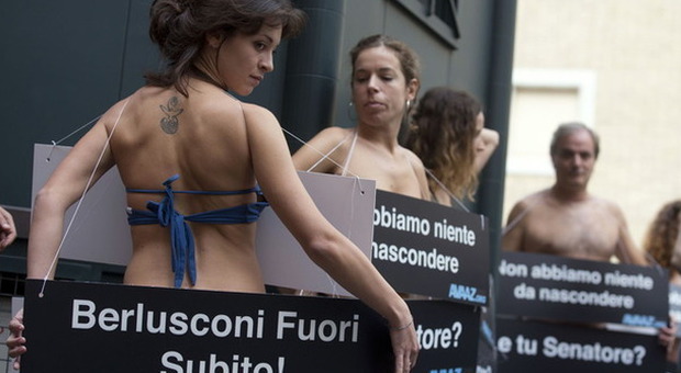 Nudi davanti al Senato per voto palese su decadenza Berlusconi