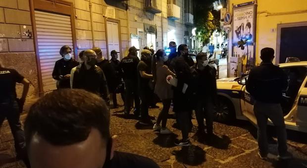 Napoli, la polizia municipale chiude il locale e caccia i clienti: «Ma è abuso di potere, ho la licenza»