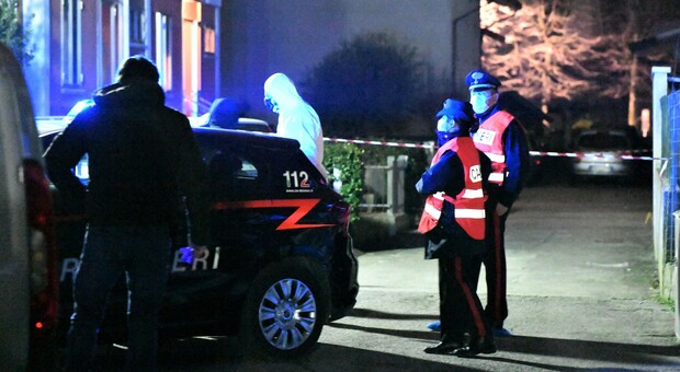 Le forze dell'ordine davanti alla casa in cui si è consumato l'omicidio a Concordia Sagittaria