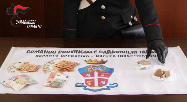 Taranto, coppia brindisina fermata ai Tamburi: in auto nascondevano 100 grammi di eroina