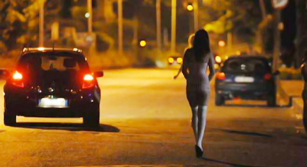 Una prostituta in strada