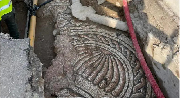 Mosaico di una villa antica spunta dai lavori per le condotte
