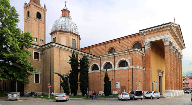 Forlì, messa solo in cattedrale: chiuse altre sei parrocchie per il caro bolletta: «Rincari del 150%, non ce lo possiamo permettere»