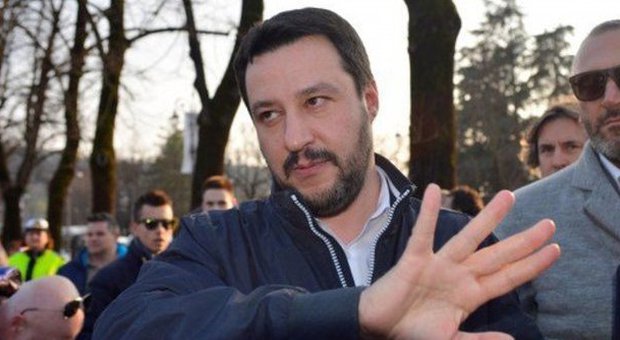 Salvini su Facebook: "Nuovi immigrati? La Lega è pronta ad occupare gli alberghi"