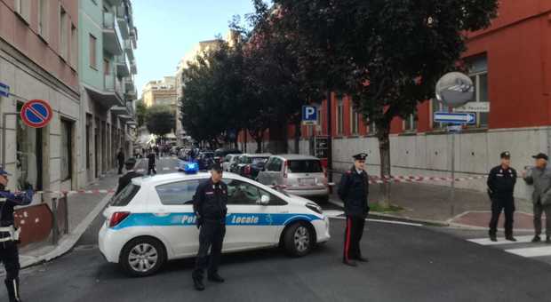 Allarme bomba in via Primo Maggio Strada interrotta, caos in centro La valigia era vuota