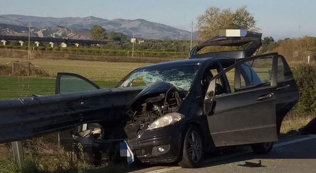 Mercedes spezzata in due dal guard rail: un morto e 4 feriti gravissimi FOTO