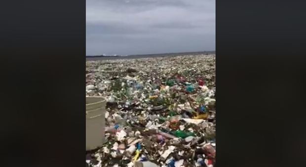 Marea di plastica a Santo Domingo, le immagini fanno il giro del mondo