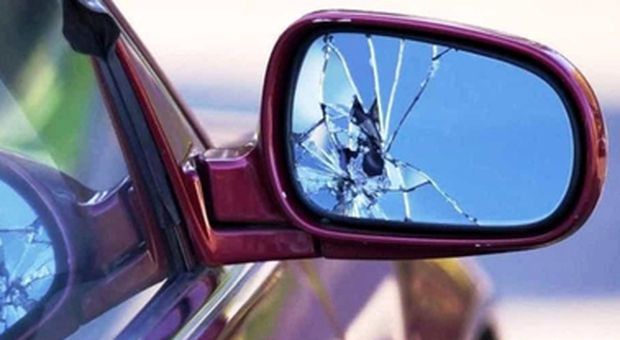 Truffa dello specchietto ai danni di un automobilista 90enne: in carcere 45enne di Afragola
