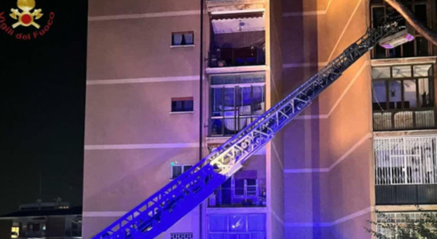 Torre Spaccata, incendio nella notte distrugge un appartamento: intervengono i pompieri