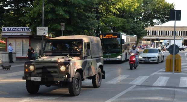Un pattugliamento dell'esercito a Treviso nel corso della recente operazione strade sicure