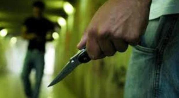 Roma, minaccia 15enni con un coltello per rubare smartphone: arrestato grazie al servizio di localizzazione