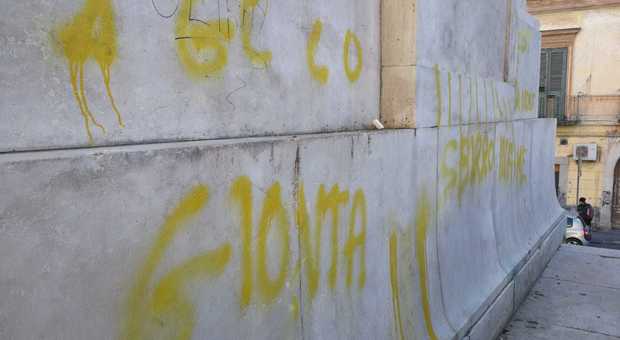 Torre Annunziata, scritte anti-polizia firmate clan Gionta: «È zona nostra»