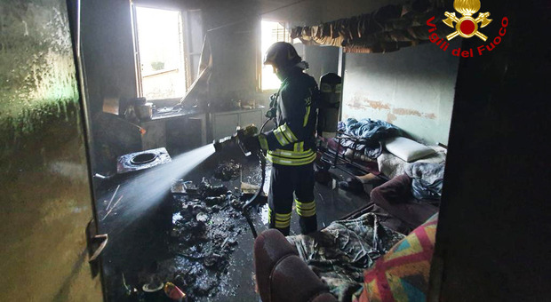 Incendio nella casa ricovero dei senzatetto: una persona ferita