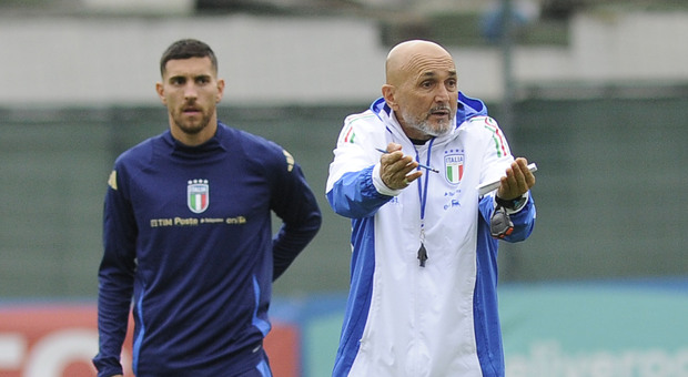 Luciano Spalletti, commissario tecnico dell'Italia, e alle sue spalle Lorenzo Pellegrini, capitano della Roma