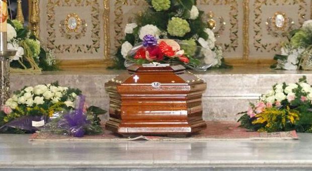 La crisi colpisce anche i funerali, a Napoli arrivano le cremazione gratis