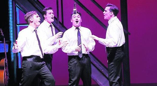 Jersey Boys, il musical sui The Four Seasons dal Teatro Nuovo a piazza San Babila
