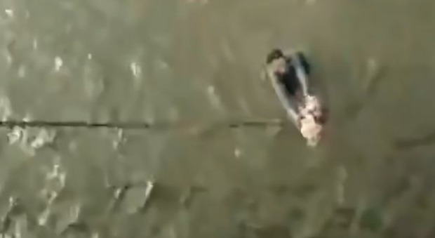 Cina, mamma lancia la figlia piccola in un fiume: tassista si tuffa per recuperarla