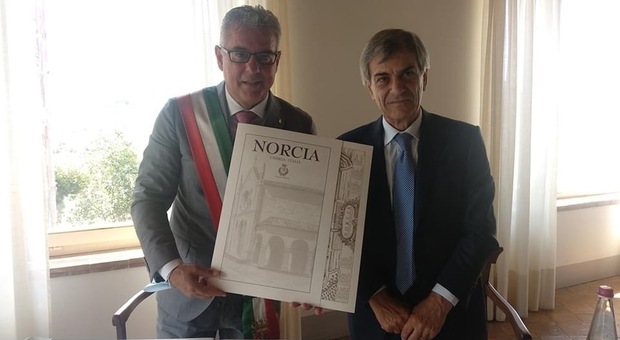 Il sindaco Alemanno insieme al nuovo prefetto Gradone, in occasione della visita a Norcia alla vigilia di ferragosto