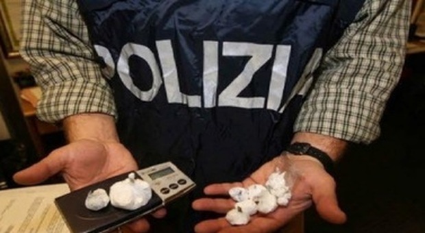 Napoli, spacciatore di cocaina preso dalla polizia a Porta Capuana