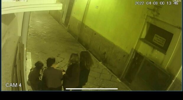 Movida a Salerno, le quattro brave ragazze che urinano sui gradini di via Duomo