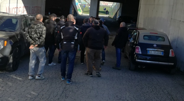 Un momento del duro confronto tra giocatori e tifosi dell'Ancona