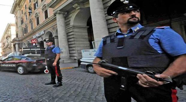 Roma, Esquilino, carabinieri liberi dal servizio bloccano ladro di valigie