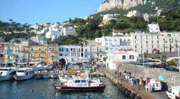 Incidente nel porto di Capri, cede la passerella di una nave: tre feriti