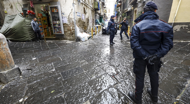 Sparatoria a Napoli, nove colpi di pistola contro la Mercedes di un cittadino cinese